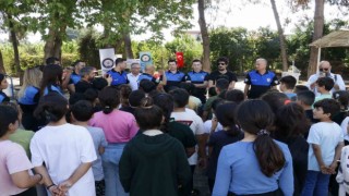 Sosyal medya bağımlılığının önüne geçmek için polis ‘okuma etkinliği düzenledi