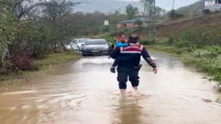 Su birikintisinde mahsur kalan öğrencileri jandarma kurtardı