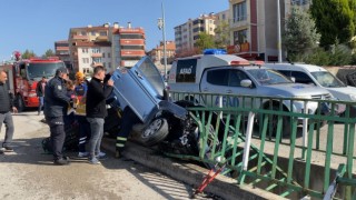 Su kanalına devrilen otomobilin sürücüsü yaralandı