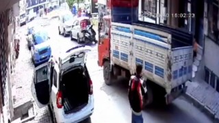 Sultangazide babasının kamyonetini kaçıran çocuk ve arkadaşı araçlara çarparak kaçtı