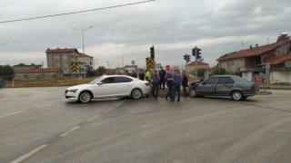 Suluovada otomobiller çarpıştı: 2 yaralı