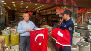 Sungurluda esnaf ve vatandaşlara Türk bayrağı dağıtıldı