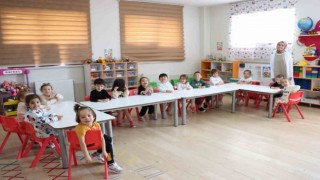 Sünnetci minik öğrencilerle buluştu