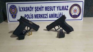 Şüpheli araçta silah ele geçirildi