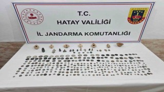 Şüpheli şahsın evinden çok sayıda tarihi eser, silah ve mühimmat çıktı