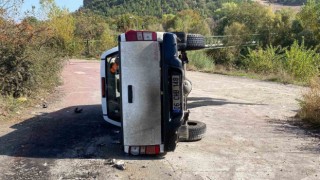 Sürücüsünün direksiyon hakimiyetini kaybettiği kamyonet yan yattı