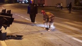 Susurlukta açık kalan kamyonun damperi trafik direklerini yerinden söktü