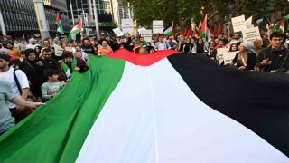Sydneyde Opera Binasının İsrail bayrağı renkleriyle aydınlatılması protesto edildi