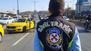 Taksi denetiminde ilginç an: Polis durdurmayınca kendisi durdu, Bilerek durdum, devletimi seviyorum dedi