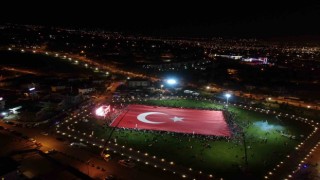 Talas, 100. yılı dünyanın en büyük Türk bayrağıyla karşıladı