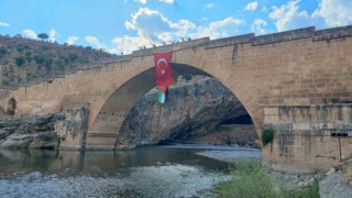 Tarihi Cendere Köprüsüne Filistin bayrağı asıldı