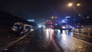 TEM Otoyolunda İETT otobüsü park halindeki minibüse çarptı: 2 yaralı