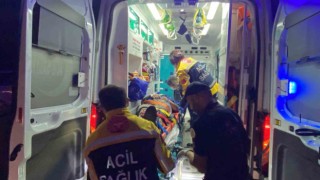 TEMde bariyerlere çarpan otomobil hurdaya döndü: 3 yaralı