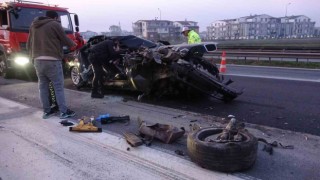 TEMde kamyona çarpan lüks otomobil kağıt gibi ezildi: 1 ölü, 2 yaralı