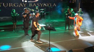Temizlik görevlisinden süpürgesi ile sahnede görülmemiş oyun performansı