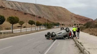 Tokatta kaldırıma çarpan araç takla attı: 3 yaralı