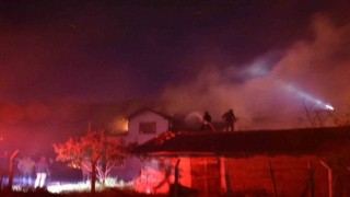 Tosyada anız yangını sonrası 2 katlı ev tamamen yandı