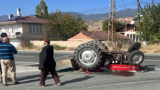Tosyada ciple çarpışan traktör devrildi, 80 yaşındaki sürücü yaralandı