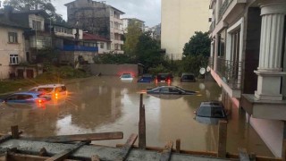 Trabzonda dere taştı, sokaklar göle döndü