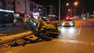 Trafik tabelasına çarpan otomobil takla attı: 1i ağır 3 yaralı