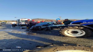 Traktör ile otomobil kaza yaptı: 2 yaralı