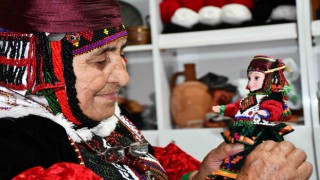 Türkmen giysili Damal bebeklerini 46 yıldır üretiyor