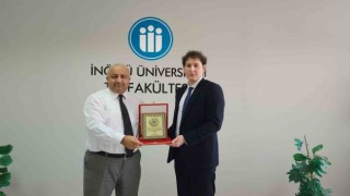 TUS Birincisine, Dekan Beyturdan plaket