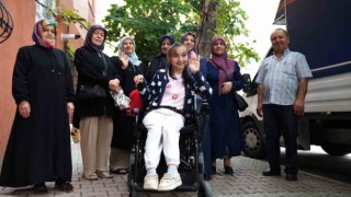 Tuzlada 19 yaşındaki Semanura akülü araba hediye edildi