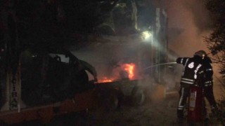Tuzlada lüks araç yüklü tır alev alev yandı, dorsedeki 6 araç kullanılamaz hale geldi