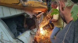 Uçuruma yuvarlanan kamyonda 5 saatlik yaşam mücadelesi