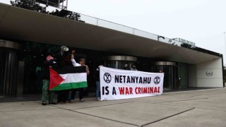 Uluslararası Ceza Mahkemesinde İsrail karşıtı protesto: “Netanyahu bir savaş suçlusu”