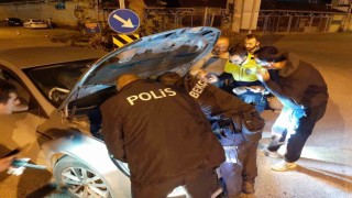 Uygulamada durdurdukları otomobilin motorundan kedi kurtardılar