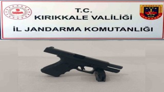 Üzerinde bulundurduğu ruhsatsız tabancayı jandarmaya yakalattı