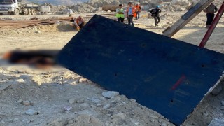 Üzerine tonlarca ağırlığındaki demir kalıp düşen işçi hayatını kaybetti