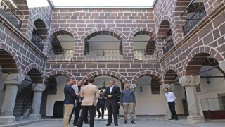 Vali Ali Çelik, medresenin girişinde bulunan kitabeleri inceledi