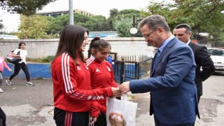 Vali Enver Ünlü, genç sporcularla buluştu