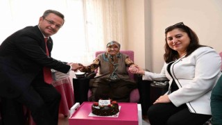 Vali Enver Ünlü ve Eşi Sema Ünlü, Cumhuriyetle yaşıt Ayşe teyzenin 100. yaşını kutladı