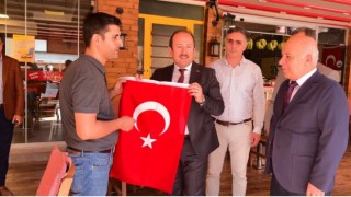 Vali Pehlivandan vatandaşa Türk bayraklı kutlama