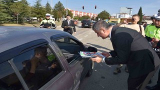 Vali Yavuz, sürücüleri uyarıp çocuklara kırmızı düdük dağıttı