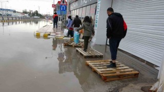 Vanda ev ve iş yerlerini su bastı