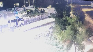 Virajı alamayan araç sürücüsü refüje çıktı