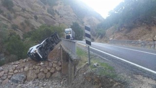 Virajı alamayan tır devrildi: 1 yaralı