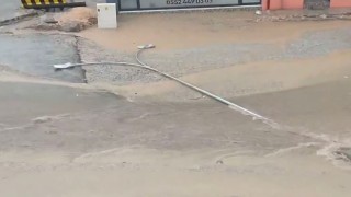 Yağmur suları aydınlatma direğini devirdi