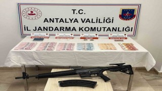 Yakalanacaklarını anlayınca uyuşturucuyu klozete attılar