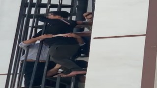 Yangın merdivenine sıkışan adam düşmemesi için çarşafla demire bağlandı