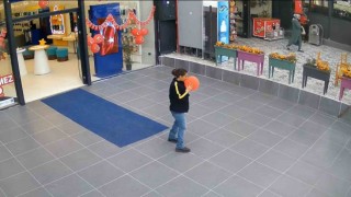 Yere düşen ay yıldızlı balonu kaldırarak öpen kadın o anları anlattı