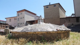 Yetkililerin görmezden geldiği Tarihi Çarşı Hamamı restore edilmezse tarihe karışacak