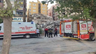 Yıkım yapan kepçe yan yattı: 1 yaralı