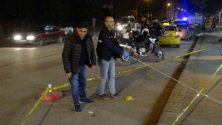 Yol kenarında beklerken sırtında vuruldu
