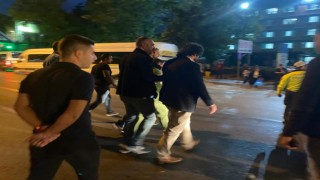 Yol ortasında oturan otizimli gence polis ekiplerinden yardım